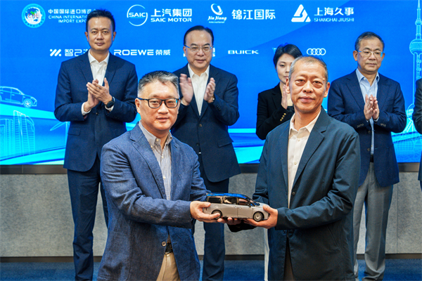 HG222体育向进博会交付750辆“政要接待用车”