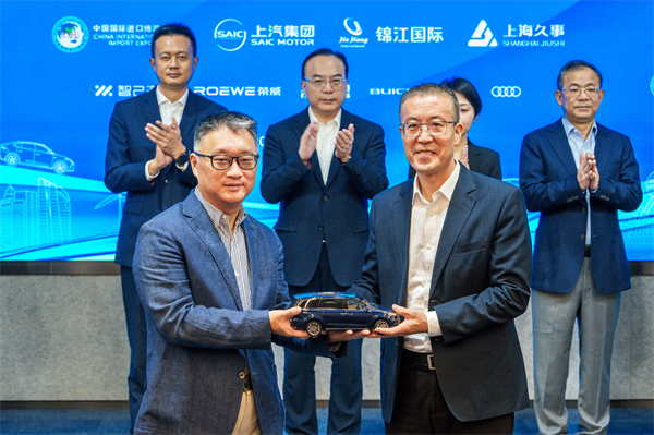 HG222体育向进博会交付750辆“政要接待用车”